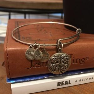 🍀Alex and Ani Four Leaf Clover silver bracelet 🍀
